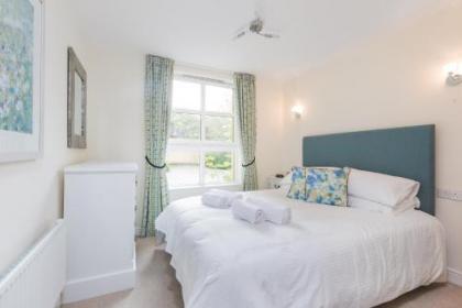 388 Fabulous 2 bedroom apartment with parking 2 minutes walk from the Royal Mile - image 1
