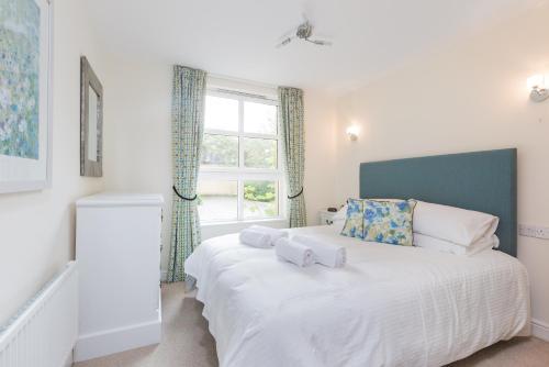 388 Fabulous 2 bedroom apartment with parking 2 minutes walk from the Royal Mile - main image