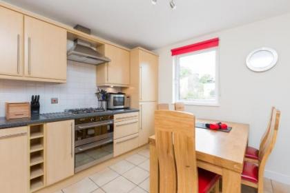 388 Fabulous 2 bedroom apartment with parking 2 minutes walk from the Royal Mile - image 10