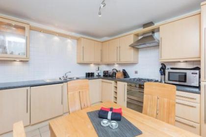 388 Fabulous 2 bedroom apartment with parking 2 minutes walk from the Royal Mile - image 11