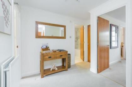 388 Fabulous 2 bedroom apartment with parking 2 minutes walk from the Royal Mile - image 13