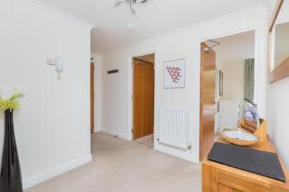 388 Fabulous 2 bedroom apartment with parking 2 minutes walk from the Royal Mile - image 14