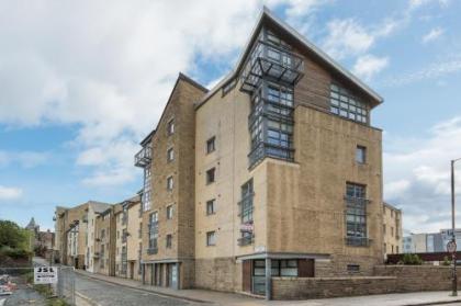 388 Fabulous 2 bedroom apartment with parking 2 minutes walk from the Royal Mile - image 15