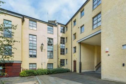 388 Fabulous 2 bedroom apartment with parking 2 minutes walk from the Royal Mile - image 16