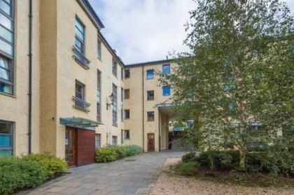388 Fabulous 2 bedroom apartment with parking 2 minutes walk from the Royal Mile - image 17