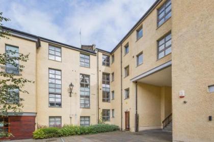 388 Fabulous 2 bedroom apartment with parking 2 minutes walk from the Royal Mile - image 18