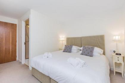 388 Fabulous 2 bedroom apartment with parking 2 minutes walk from the Royal Mile - image 2