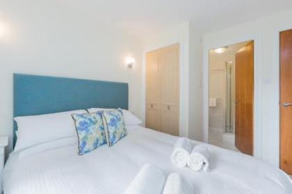 388 Fabulous 2 bedroom apartment with parking 2 minutes walk from the Royal Mile - image 3