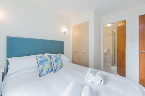 388 Fabulous 2 bedroom apartment with parking 2 minutes walk from the Royal Mile - image 3