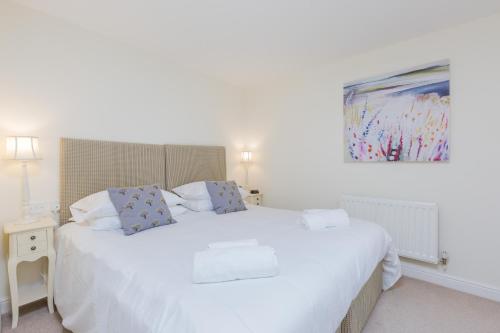 388 Fabulous 2 bedroom apartment with parking 2 minutes walk from the Royal Mile - image 4
