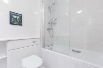 388 Fabulous 2 bedroom apartment with parking 2 minutes walk from the Royal Mile - image 5