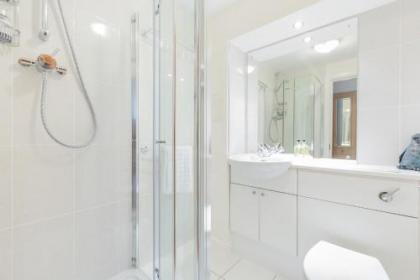 388 Fabulous 2 bedroom apartment with parking 2 minutes walk from the Royal Mile - image 6