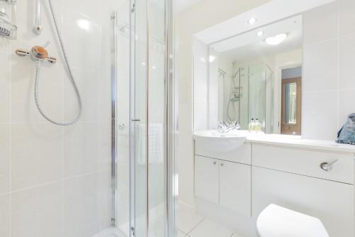 388 Fabulous 2 bedroom apartment with parking 2 minutes walk from the Royal Mile - image 6