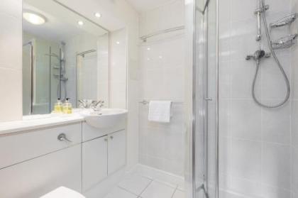 388 Fabulous 2 bedroom apartment with parking 2 minutes walk from the Royal Mile - image 7