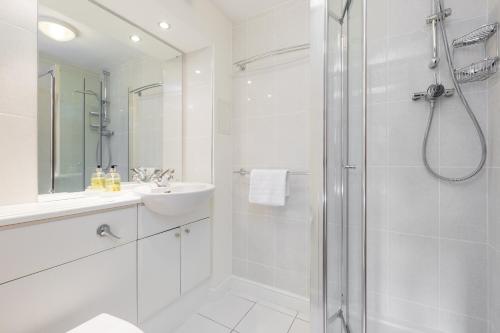 388 Fabulous 2 bedroom apartment with parking 2 minutes walk from the Royal Mile - image 7