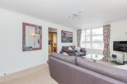 388 Fabulous 2 bedroom apartment with parking 2 minutes walk from the Royal Mile - image 8
