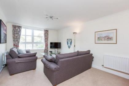 388 Fabulous 2 bedroom apartment with parking 2 minutes walk from the Royal Mile - image 9