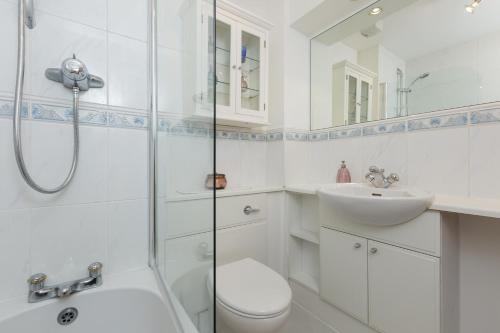 393 Old Tolbooth Wynd Apartment 3 - image 7