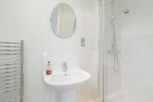 401 Thistle Street Apartment - image 4
