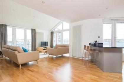 403 Portland Gardens Penthouse Apartment - image 2