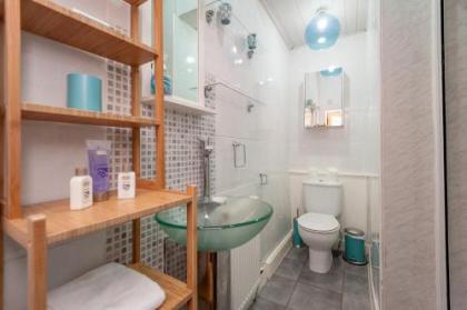 412 Lovely 2 bedroom apartment in Abbeyhill Colonies near Holyrood Park and Calton Hill - image 1