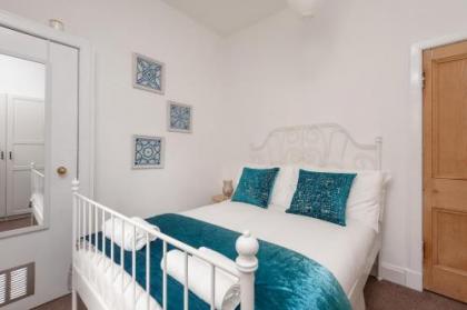 412 Lovely 2 bedroom apartment in Abbeyhill Colonies near Holyrood Park and Calton Hill - image 12