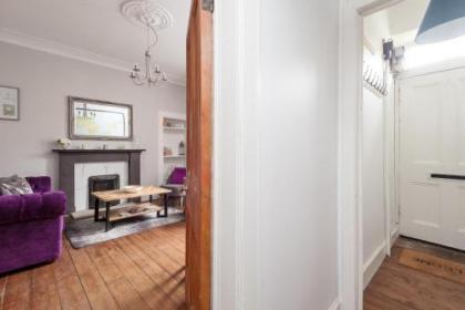 412 Lovely 2 bedroom apartment in Abbeyhill Colonies near Holyrood Park and Calton Hill - image 16