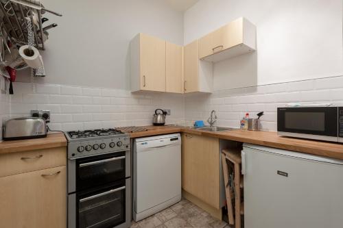 412 Lovely 2 bedroom apartment in Abbeyhill Colonies near Holyrood Park and Calton Hill - image 2