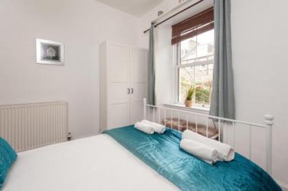 412 Lovely 2 bedroom apartment in Abbeyhill Colonies near Holyrood Park and Calton Hill - image 3
