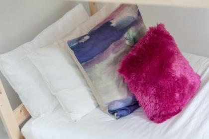 412 Lovely 2 bedroom apartment in Abbeyhill Colonies near Holyrood Park and Calton Hill - image 9