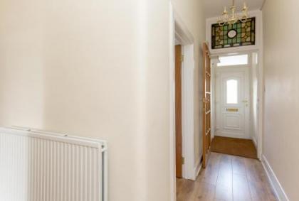 414 Spacious 1 bedroom ground floor apartment near Leith - image 1