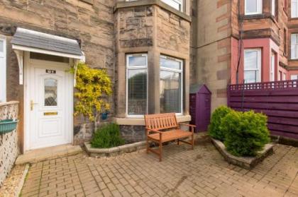 414 Spacious 1 bedroom ground floor apartment near Leith - image 2
