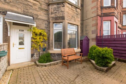 414 Spacious 1 bedroom ground floor apartment near Leith - image 2