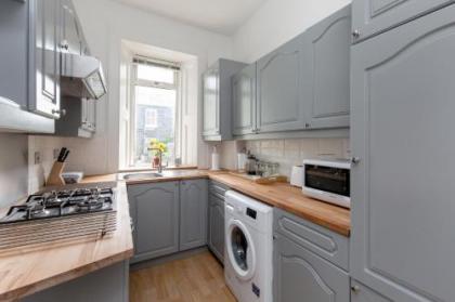 414 Spacious 1 bedroom ground floor apartment near Leith - image 3