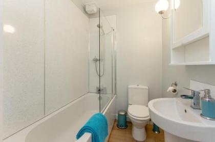 414 Spacious 1 bedroom ground floor apartment near Leith - image 9