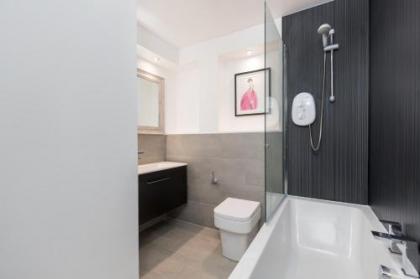 415 Lovely and central 2 bedroom apartment with secure parking - image 1