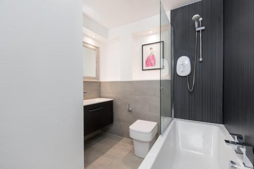 415 Lovely and central 2 bedroom apartment with secure parking - main image