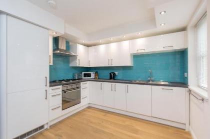 415 Lovely and central 2 bedroom apartment with secure parking - image 10
