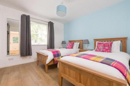 415 Lovely and central 2 bedroom apartment with secure parking - image 11