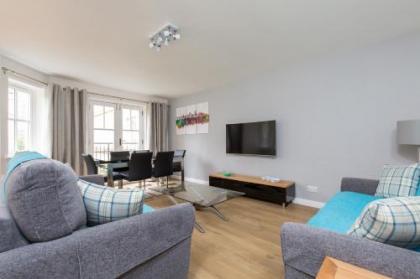 415 Lovely and central 2 bedroom apartment with secure parking - image 12