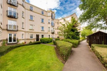415 Lovely and central 2 bedroom apartment with secure parking - image 13
