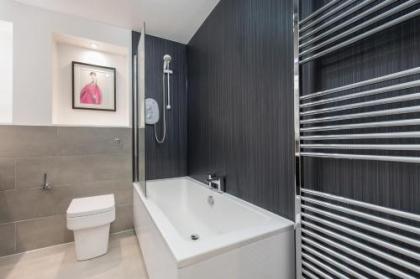 415 Lovely and central 2 bedroom apartment with secure parking - image 14