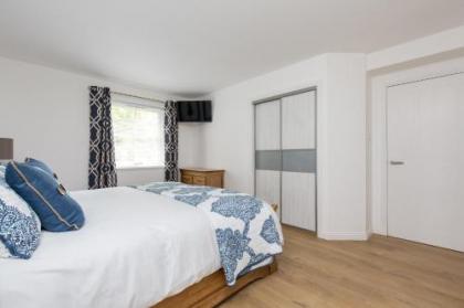 415 Lovely and central 2 bedroom apartment with secure parking - image 15