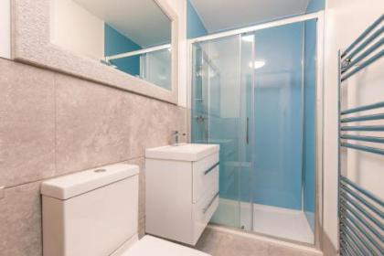 415 Lovely and central 2 bedroom apartment with secure parking - image 17