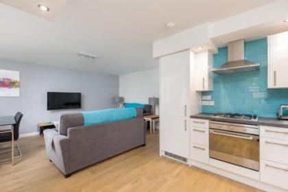 415 Lovely and central 2 bedroom apartment with secure parking - image 19