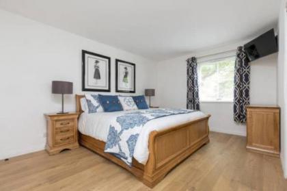 415 Lovely and central 2 bedroom apartment with secure parking - image 2