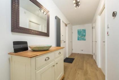 415 Lovely and central 2 bedroom apartment with secure parking - image 20