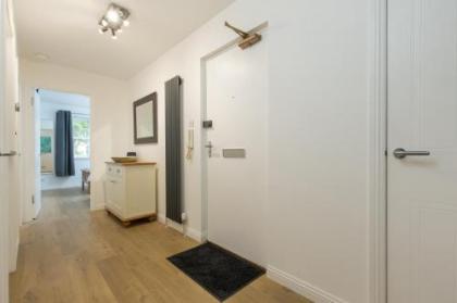 415 Lovely and central 2 bedroom apartment with secure parking - image 3
