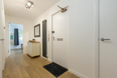415 Lovely and central 2 bedroom apartment with secure parking - image 3