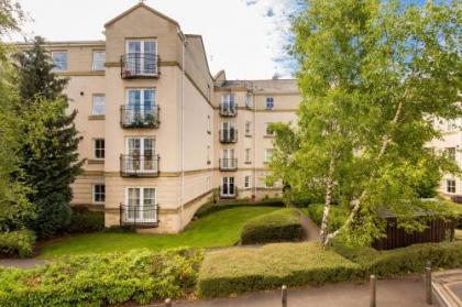 415 Lovely and central 2 bedroom apartment with secure parking - image 4